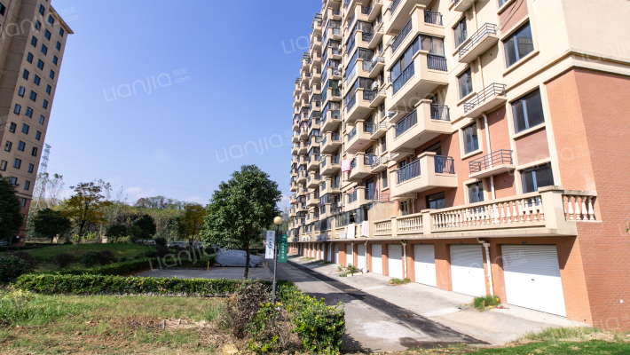 云间山水外景图