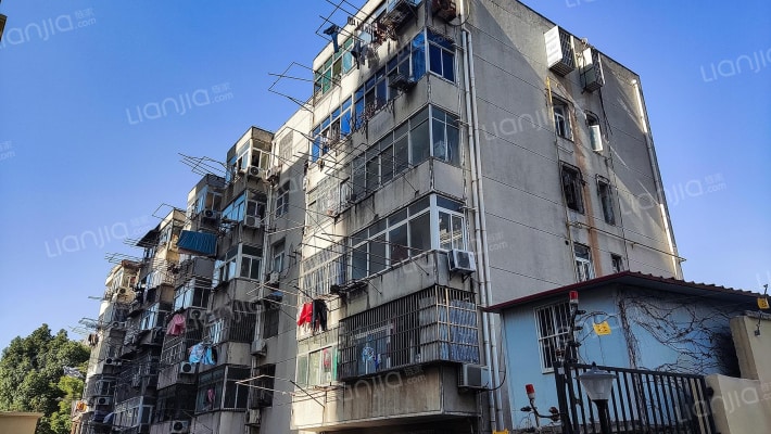 西七农贸市场恢复楼外景图