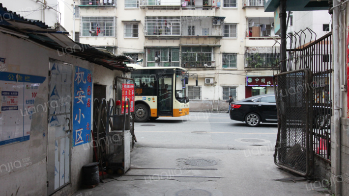 机安宿舍外景图