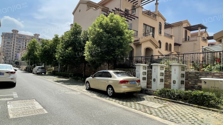 七里香庭外景图