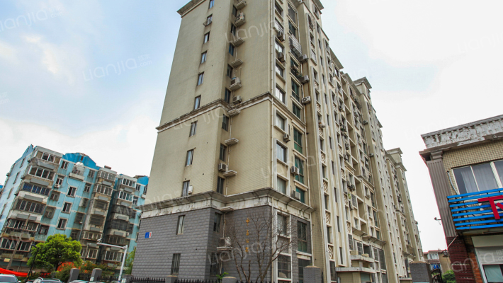 中高公寓东区外景图