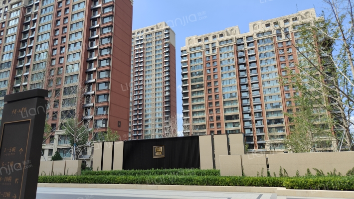 中建大学里外景图