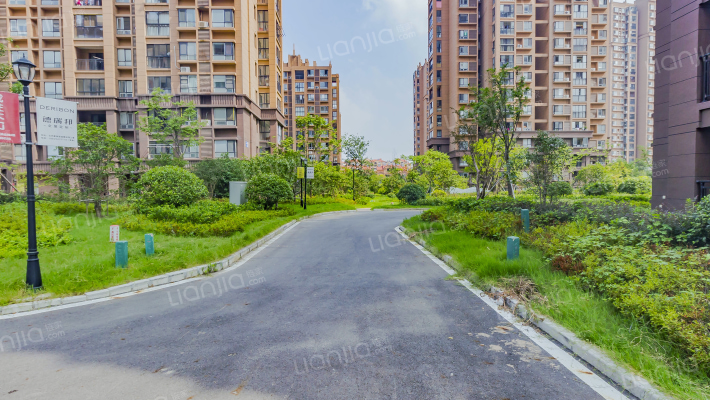 爱涛天岳城外景图