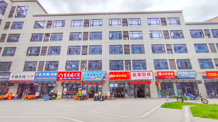 自游港青年广场外景图