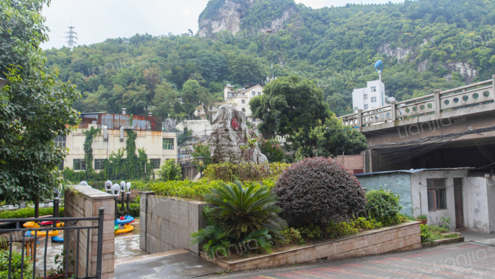 春江滴翠外景图