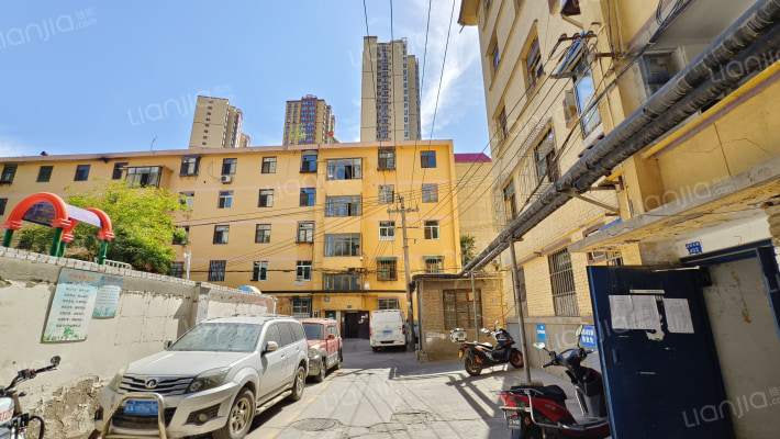 一段家属院外景图