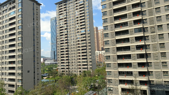 三盛中城外景图