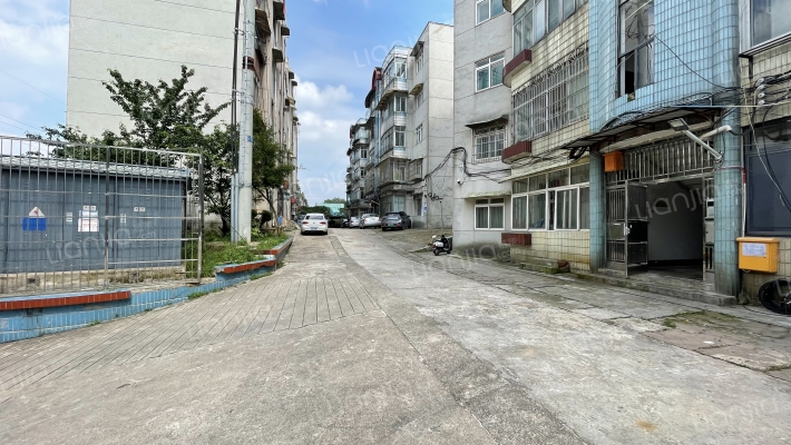 红枫电厂内东风电厂宿舍外景图