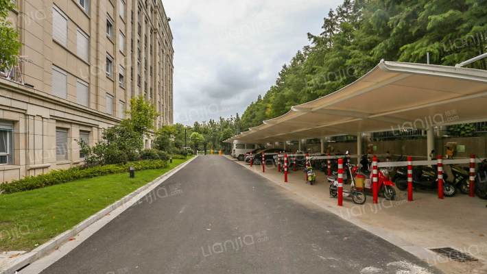 四季春城外景图