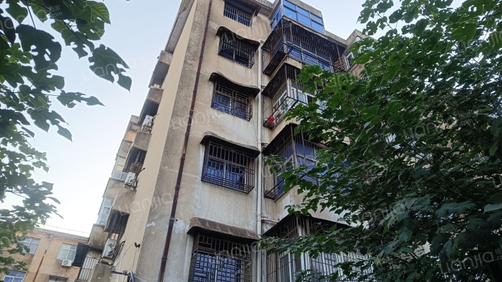 法院住宅楼外景图