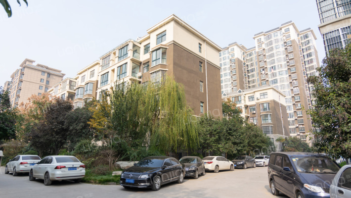 塞纳春天外景图