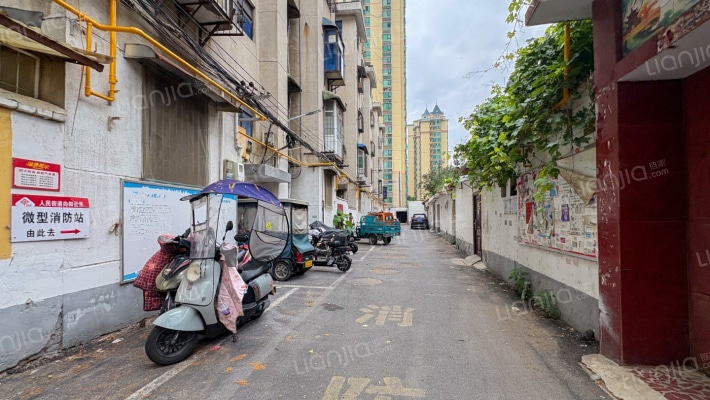 一纸厂家属院外景图