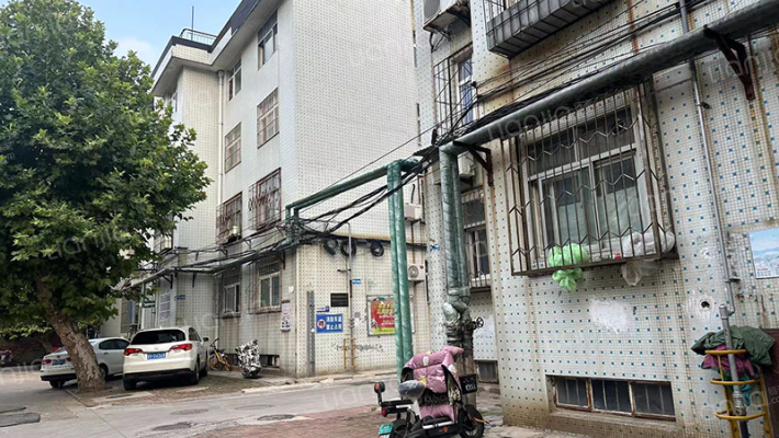 工人新村后街外景图