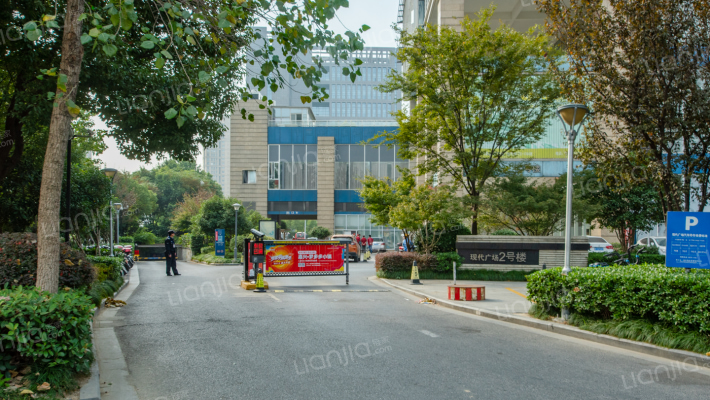 现代广场外景图