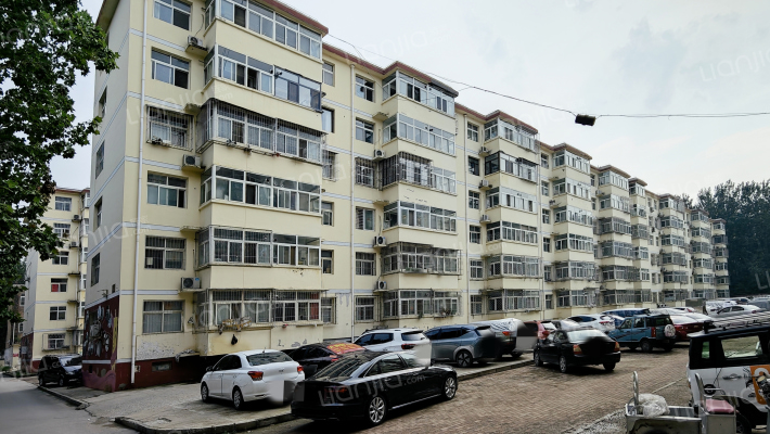 尖塔中学教师公外景图