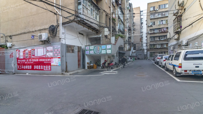 日杂家属院外景图