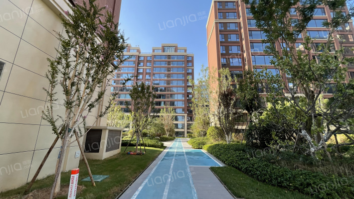 罗兰峯景外景图