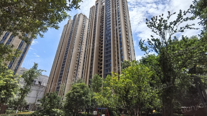 高铁吾悦广场外景图