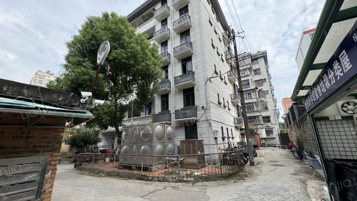 经济学院宿舍外景图