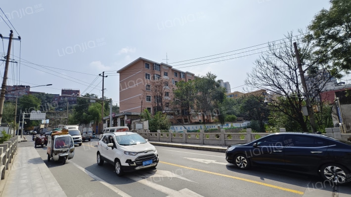 啤酒厂家属院外景图