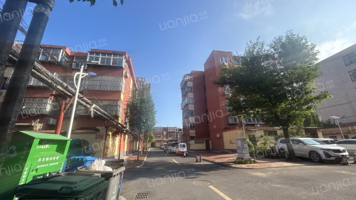 城里大街外景图