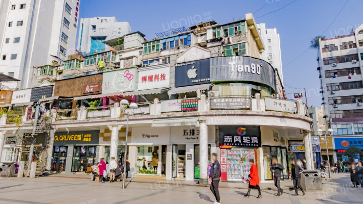 水晶宫休闲购物广场外景图