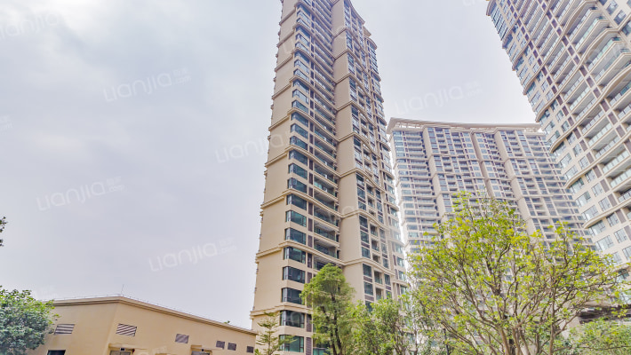 雅居乐畔山中心城外景图