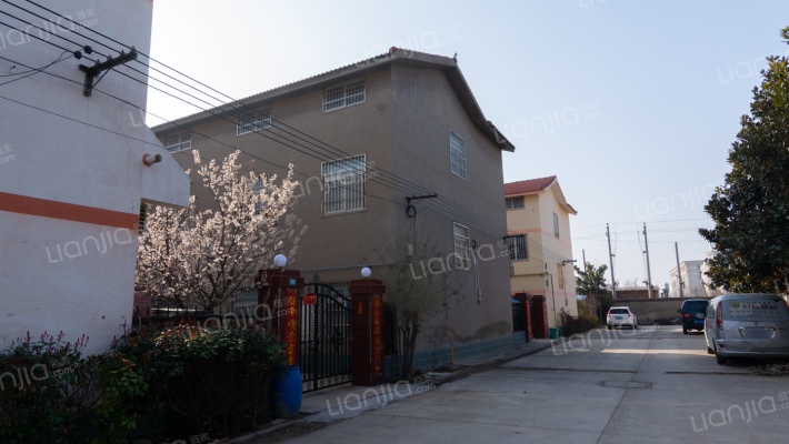 三间房间外景图