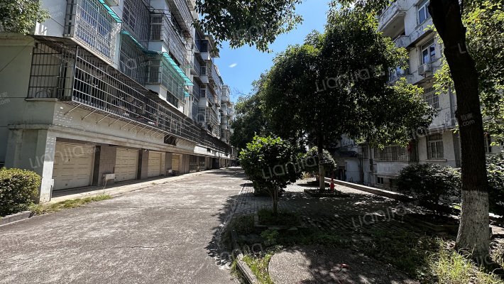 银华山庄外景图