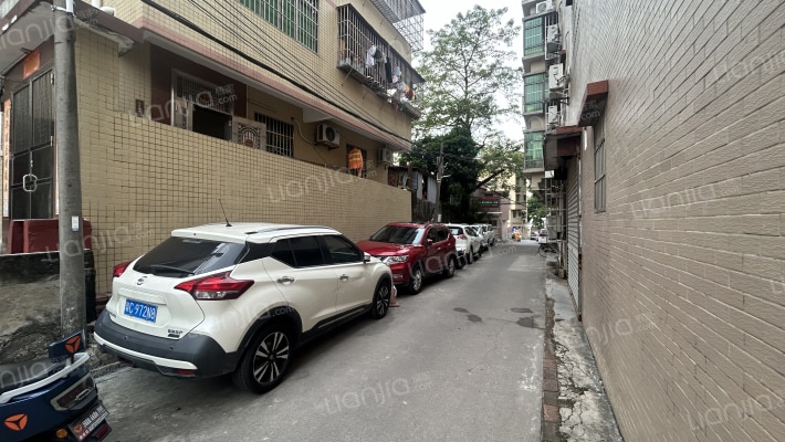 上边山外街外景图