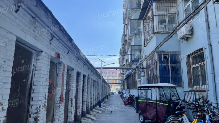 工行车站办住宅楼外景图