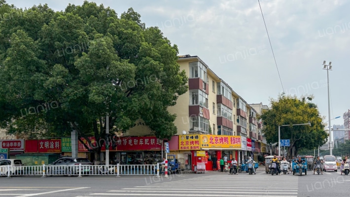 塑料厂家属院外景图