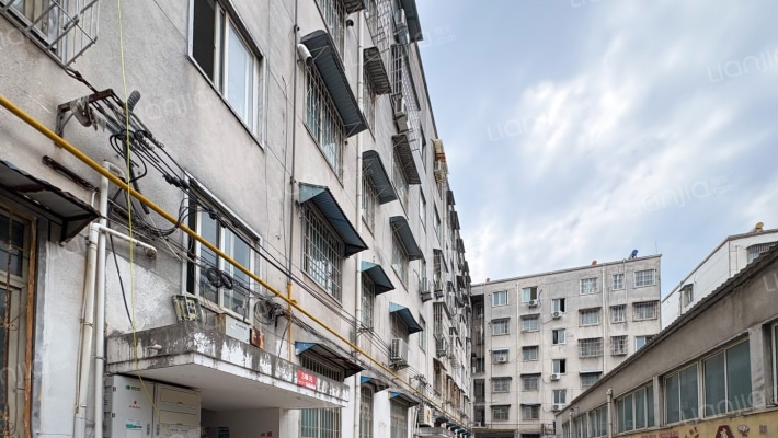 地方铁路火车站家属院外景图