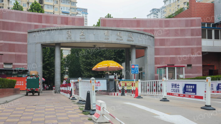 秀兰锦观城外景图