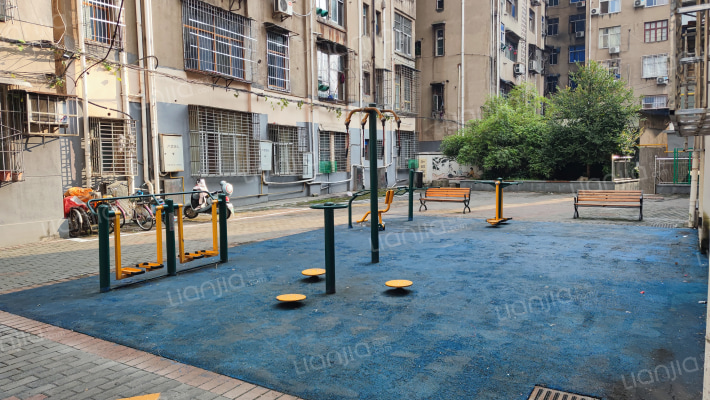 钢窗厂宿舍楼外景图