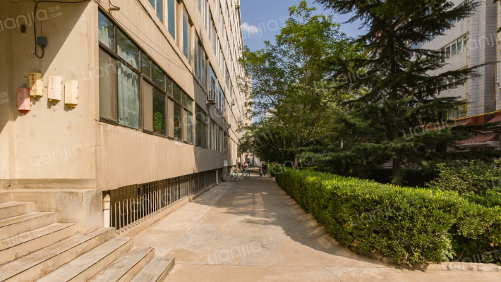 甘肃行政学院家属楼外景图