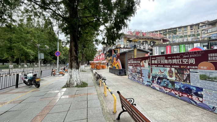 班芙商业广场外景图