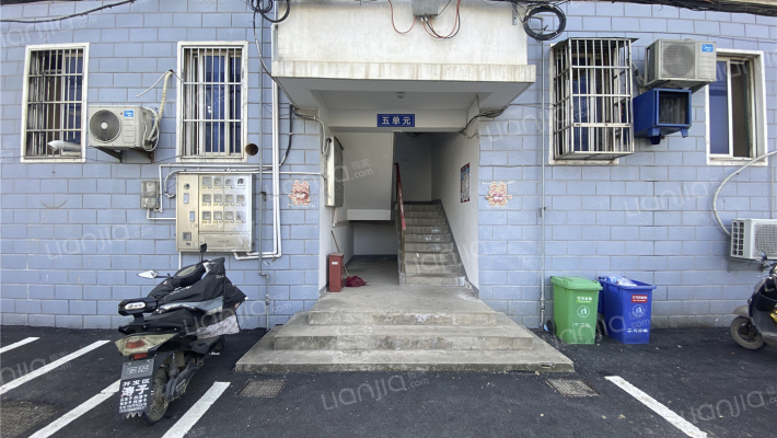 公交住宅楼外景图