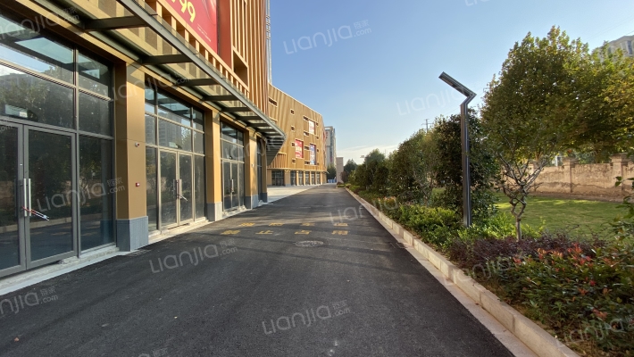 三峰国际广场外景图