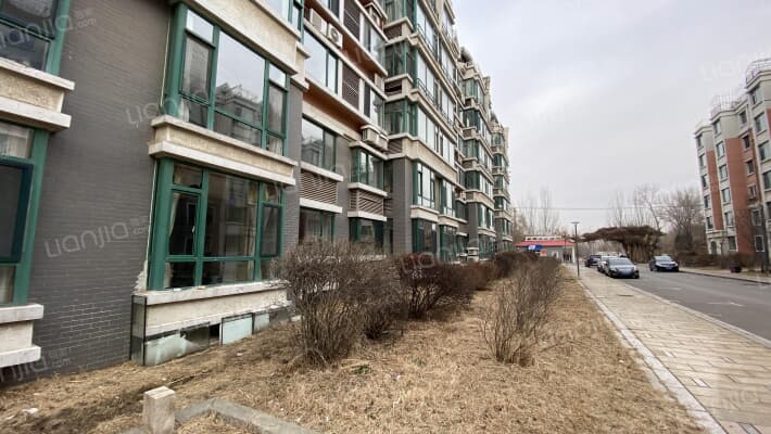 河畔人家外景图