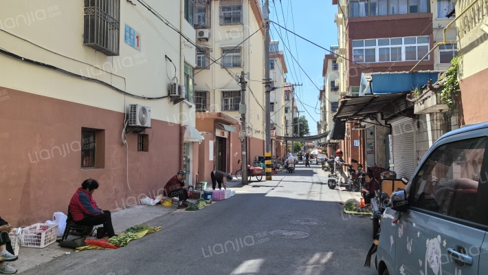 化建宿舍外景图