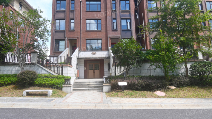 华宸龙隐山外景图