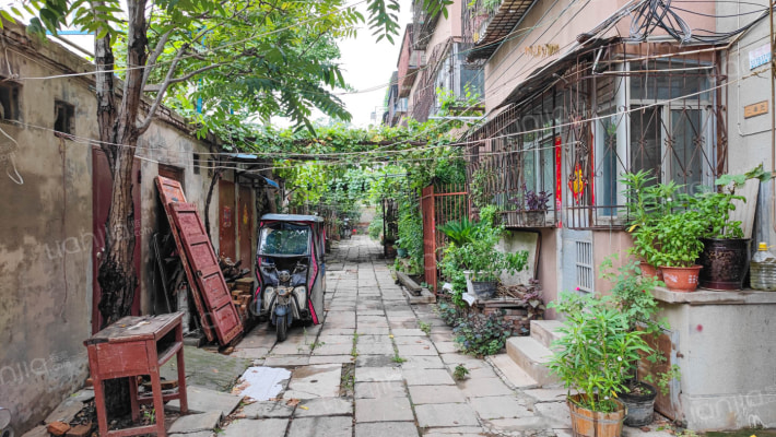 土产家属院外景图