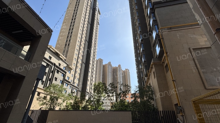 河畔映巷外景图