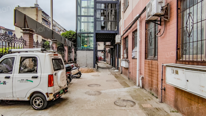 松鹤路小学家属楼外景图