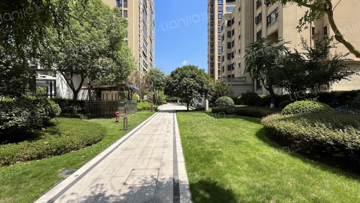 融创春晖十里雍江府外景图