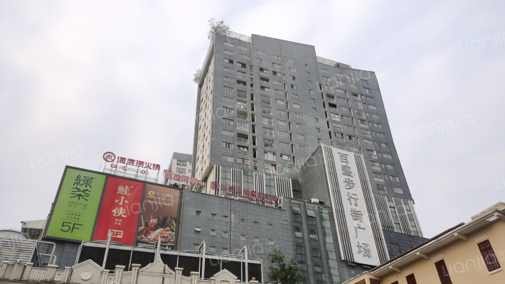 百盛步行街广场外景图