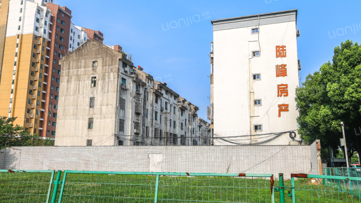 陆峰房产小区外景图