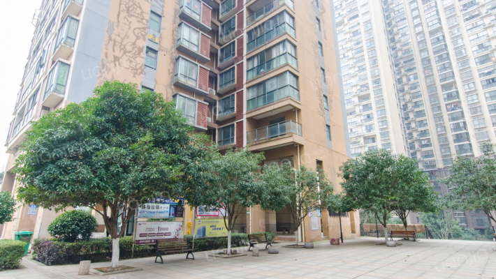 标志浪漫满屋外景图