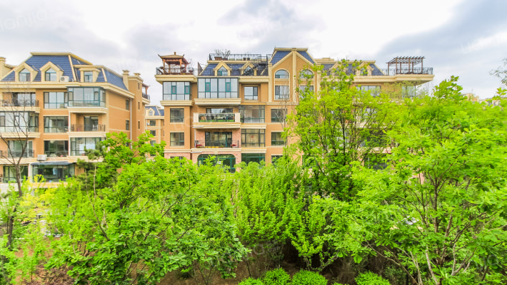 潭泽溪郡外景图